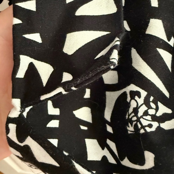 Covington Women's Black and White Abstract Blazer - Picture 4 of 7